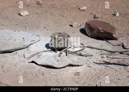 Afrika, Namibia, Damaraland, Himba Siedlung, Kamin mit Topf Stockfoto