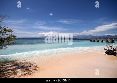 Indonesien, Lombok, Insel Gili Air, Blick vom Strand der Insel Gili Mono auf Insel Gili Air Stockfoto