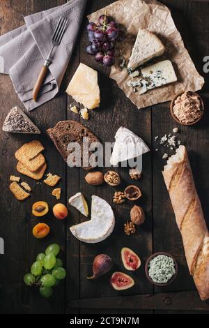 Käseplatte mit Früchten und Nüssen Stockfoto