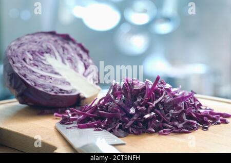 Rotkohl auf Holzbrett Stockfoto