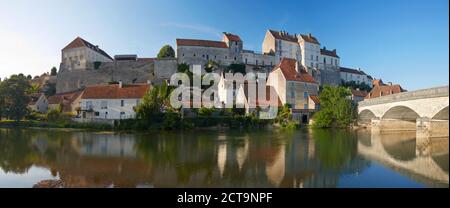 Frankreich, Haute-Saône, Pesmes am Fluss Ognon Stockfoto