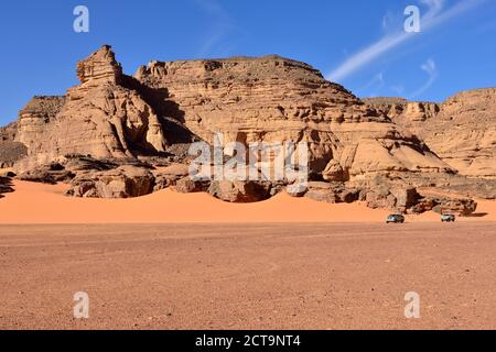 Algerien, Sahara, Tassili n ' Ajjer National Park, zwei pickup Fahrzeuge im Oued In Djeran Stockfoto