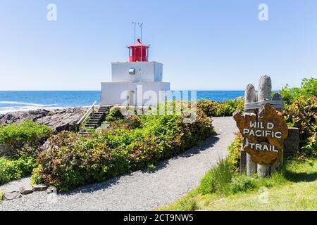 Kanada, British Columbia, Vancouver Island, Pacific Rim National Park Reserve of Canada, Wild Pacific Trail, Blick auf Amphitrite Lighthouse Stockfoto