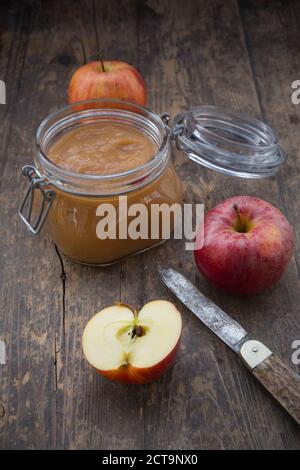 Apfelmus in der Abfüllung Jar und Äpfel auf Holztisch Stockfoto