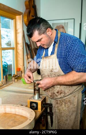 Gitarrenbauer in seiner Werkstatt Stockfoto