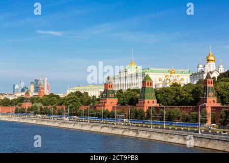 Russland, Moskau, Fluss Moskwa, Kreml-Mauer mit Türmen und Kathedralen Stockfoto