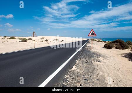 Spanien, Fuerteventura, Corralejo, Parque Natural de Corralejo, Blick auf leeren Straßen und Verkehrszeichen Stockfoto