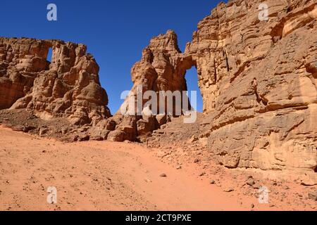 Algerien, Tassili n' Ajjer, Sahara, Tadrart, Tamezguida, natürliche Fenster (La Cathedrale) Stockfoto