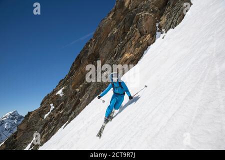 Österreich, Osttirol, Defereggental, Mann und Telemarken Stockfoto