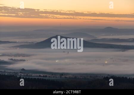 Deutschland, Rheinland-Pfalz, Vulkan-Eifel, Blick von der Teufelskanzel, Nickenich, Kruft bei Sonnenaufgang Stockfoto