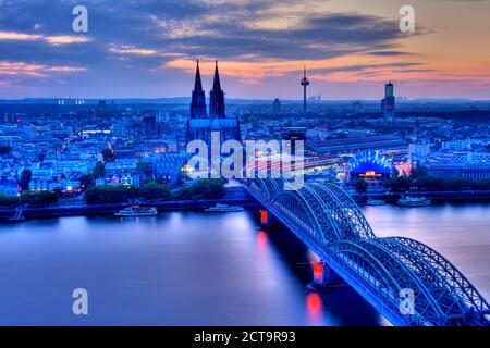 Deutschland, Nordrhein-Westfalen, Köln, Stadtbild, Blick auf Hohenzollernbrücke und Kölner Dom am Abend Stockfoto