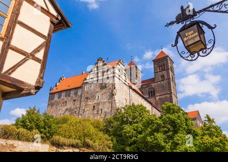 Deutschland, Sachsen-Anhalt, Quedlinburg, Schloss und St. Servatius-Kirche auf dem Burgberg Stockfoto