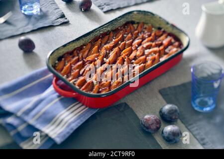 Pflaumenkuchen in Kasserolle Stockfoto