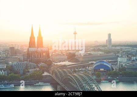 Deutschland, Nordrhein-Westfalen, Köln, Stadtansicht mit Kölner Dom und Colonius bei Abenddämmerung Stockfoto