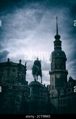 Deutschland, Sachsen, Dresden, Blick auf Hofkirche und Equestrian Statue von König Johann Stockfoto