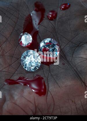 Palm mit drei Diamanten und Blut, close-up Stockfoto