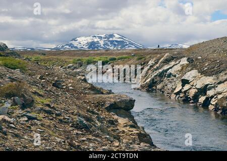 Schweden, Vilhelmina, Wanderer am Ufer Stekenjokk Plateau Stockfoto