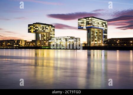 Deutschland, Häuser Nordrhein-Westfalen, Köln, Kran am Rheinau-Hafen von twilight Stockfoto