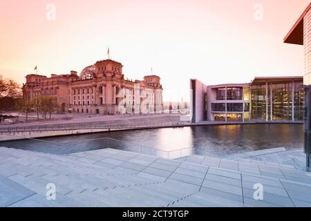 Deutschland, Berlin, Ansicht der Reichstag Parlamentsgebäude an der Spree entlang am Abend recht Paul Loebe House Stockfoto