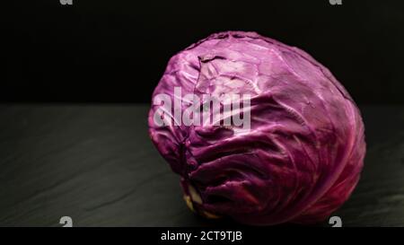 Nahaufnahme von frischem Rotkohl mit Wassertropfen. Speicherplatz kopieren. Hochwertige Fotos Stockfoto