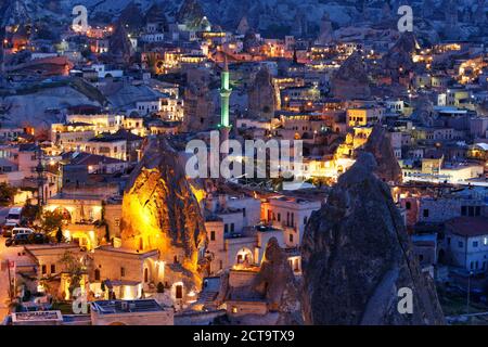 Türkei, Ost-Anatolien, Kappadokien, Göreme, Feenkamine im Göreme-Nationalpark am Abend Stockfoto