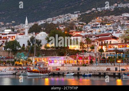 Türkei, Antalya Provinz, Kalkan, Blick auf die Boote im Hafen Stockfoto