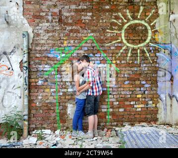 Deutschland, Berlin, Teenage Paar küssen einander Stockfoto