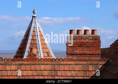 Alte Backsteinkamin Töpfe auf einem viktorianischen Gebäude Dach gegen Ein blauer Himmel Hintergrund Stockfoto