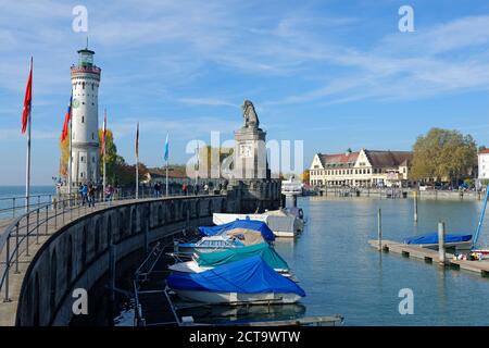 Deutschland, Bayern, Swabia, Bodensee, Hafen mit Leuchtturm und bayerischem Löwen Stockfoto