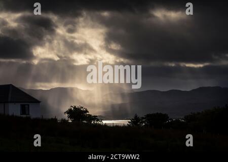 Schottland, Isle Of Skye, Sonnenstrahlen durchscheinen Gewitterwolken Stockfoto