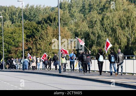 Kiel, Deutschland. 22. September 2020, Schleswig-Holstein, Kiel: Mitarbeiter der Stadtwerke Kiel gehen bei einer Demonstration von Menschenketten auf die Straße. Die von Bund und Kommunen in mehreren Bundesländern angekündigten Warnstreiks begannen am Dienstag. Mit den Warnstreiks will die Gewerkschaft ihre Lohnforderungen im laufenden Lohnstreit mit Bund und Kommunen durch die Streiks unterstreichen. Quelle: dpa picture Alliance/Alamy Live News Stockfoto