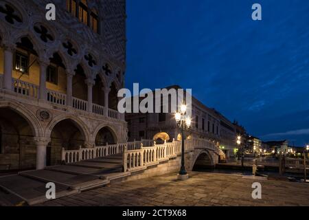 Italien, Venedig, Canale di San Marco mit Dogenpalast in der Nacht Stockfoto