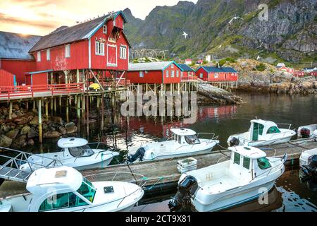 Norwegen, Lofoten, Vestvagoey, anzeigen, ein Fischerdorf mit Ankern Motorboote im Vordergrund Stockfoto