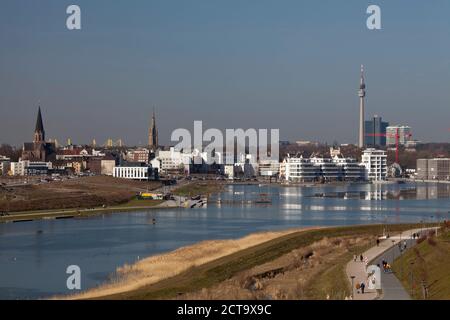 Deutschland, Nordrhein-Westfalen, Dortmund-Hoerde, Phoenix-See, Entwicklungsgebiet, im Hintergrund Fußballstadion Signal-Iduna-Park Stockfoto