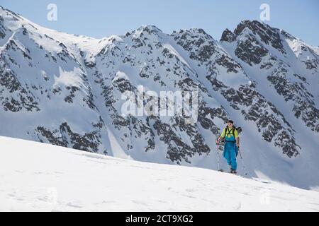 Österreich, Osttirol, Defereggental, Mann und Telemarken Stockfoto
