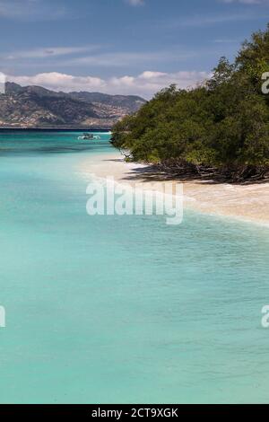 Indonesien, Blick auf Lombok Insel Gili Air, traditionellen Holzboot am Strand Stockfoto