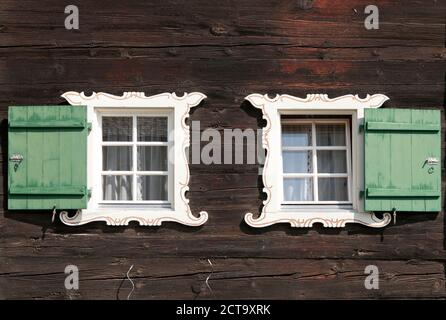 Schweiz, Grindelwald, Fassade des traditionellen Fachwerkhaus mit zwei Fenstern und Fensterläden Stockfoto