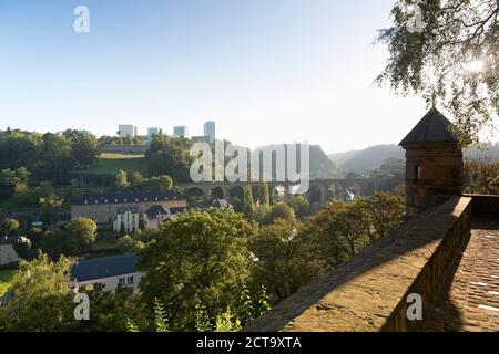 Luxemburg, Luxemburg-Stadt, Blick von Vauban, Festung Luxemburg über das Pfaffenthal-Tal und das Viertel Kirchberg Stockfoto