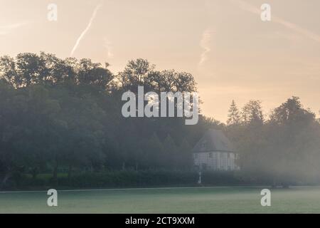 Gartenhaus von Goethe in Weimar im Park an der Ilm Am Morgen im Herbst mit Nebel Stockfoto