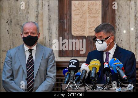 Prag, Tschechische Republik. September 2020. Der tschechische Gesundheitsminister Roman Prymula, links, nimmt nach seiner Amtseinführung am 22. September 2020 an einer Pressekonferenz in Prag Teil. Auf der rechten Seite spricht tschechischer Ministerpräsident Andrej Babis. Kredit: VIT Simanek/CTK Foto/Alamy Live Nachrichten Stockfoto