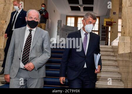 Prag, Tschechische Republik. September 2020. Der tschechische Gesundheitsminister Roman Prymula, links, und der tschechische Ministerpräsident Andrej Babis, rechts, kommen nach der Einweihung von Prymula am 22. September 2020 zu einer Pressekonferenz in Prag, Tschechien. Kredit: VIT Simanek/CTK Foto/Alamy Live Nachrichten Stockfoto