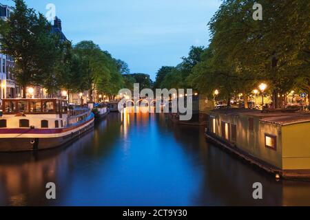 Niederlande, Holland, Amsterdam, Prinsen Kanal, Hausboote und Schiffe Stockfoto