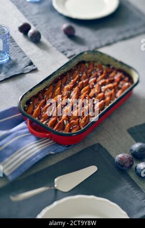 Pflaumenkuchen in Kasserolle Stockfoto