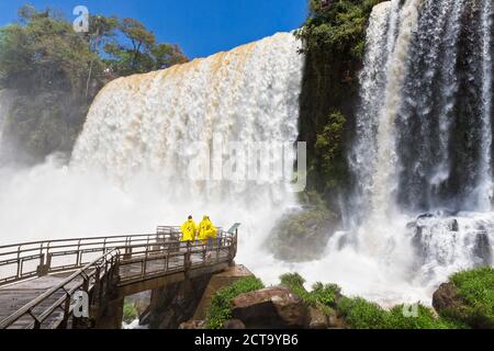 Südamerika, Argentinien, Parana, Iguazu Nationalpark Touristen vor Iguazu Wasserfälle Stockfoto