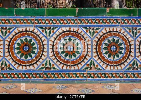 Azulejos, typisch spanisches Fliesenwerk, das eine Bank im Alcazar von Sevilla, Spanien schmückt Stockfoto