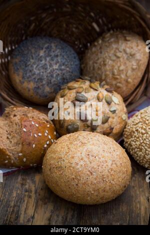 Verschiedenen ganze Mahlzeit Brötchen, Brotkorb Stockfoto