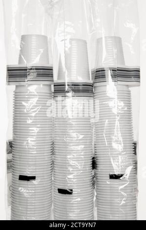 Drei Stapel von Plastikbechern in Folie verpackt Stockfoto