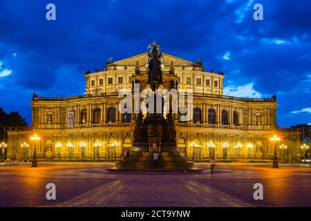 Deutschland, Sachsen, Dresden, Theaterplatz, Semperoper, Sächsische Staatsoper und John Sachsen Memorial am Abend Stockfoto