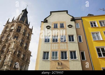 Deutschland, Rine-NRW, Köln, mit Blick auf Rathausturm und Gassenhaus Fassaden Stockfoto