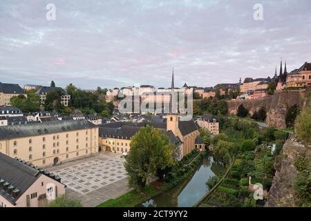 Luxemburg, Luxemburg-Stadt, Blick vom Kasematten du Bock, Burg Lucilinburhuc, die Benediktiner-Abtei Neumünster und St. Johannes-Kirche am Fluss Alzette Stockfoto